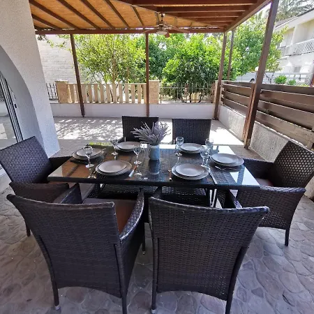Vilă Beach And Pool With Deck, Outdoor Furniture And Stone Bbq